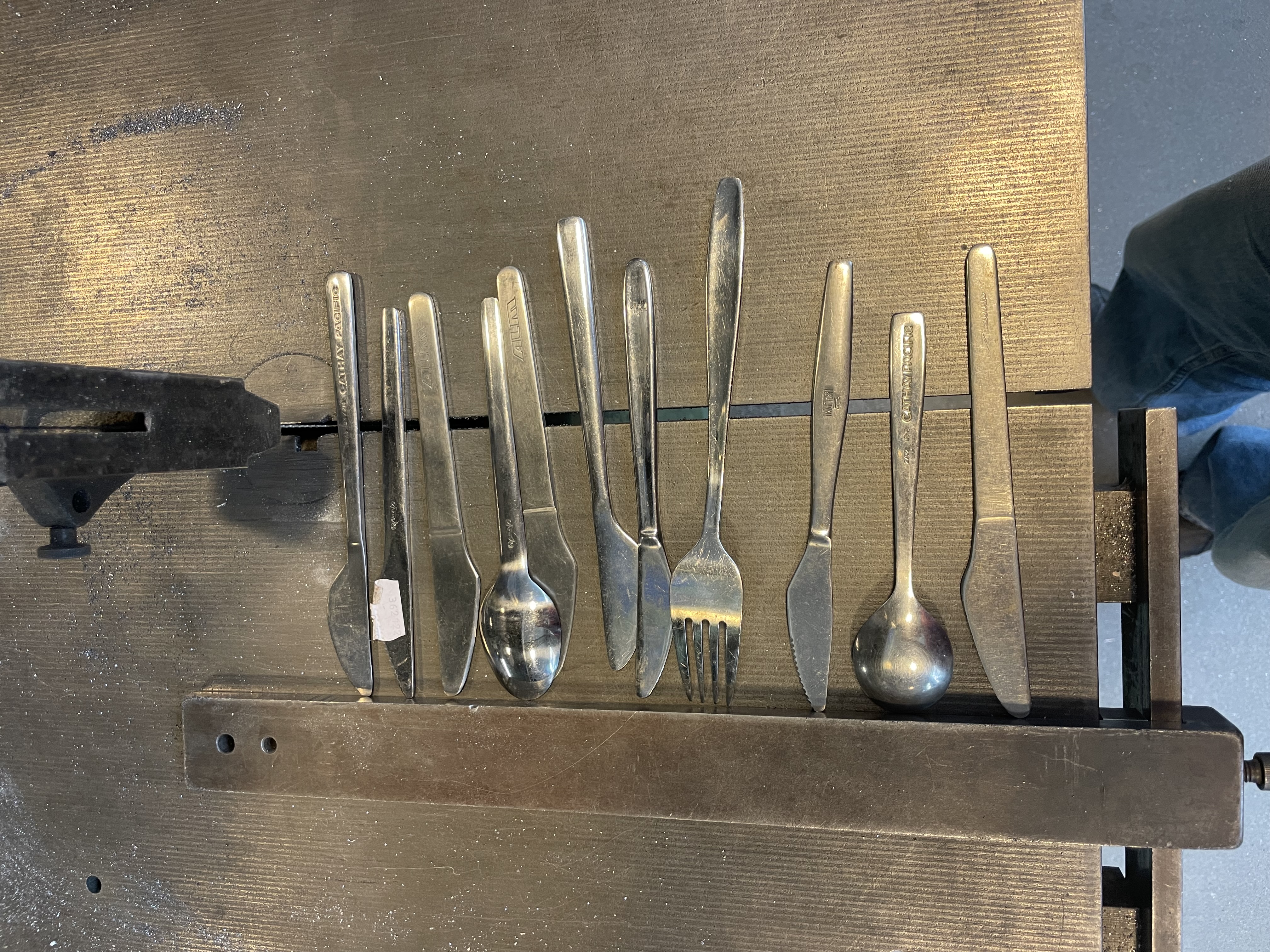 heterogeneously sized cutlery