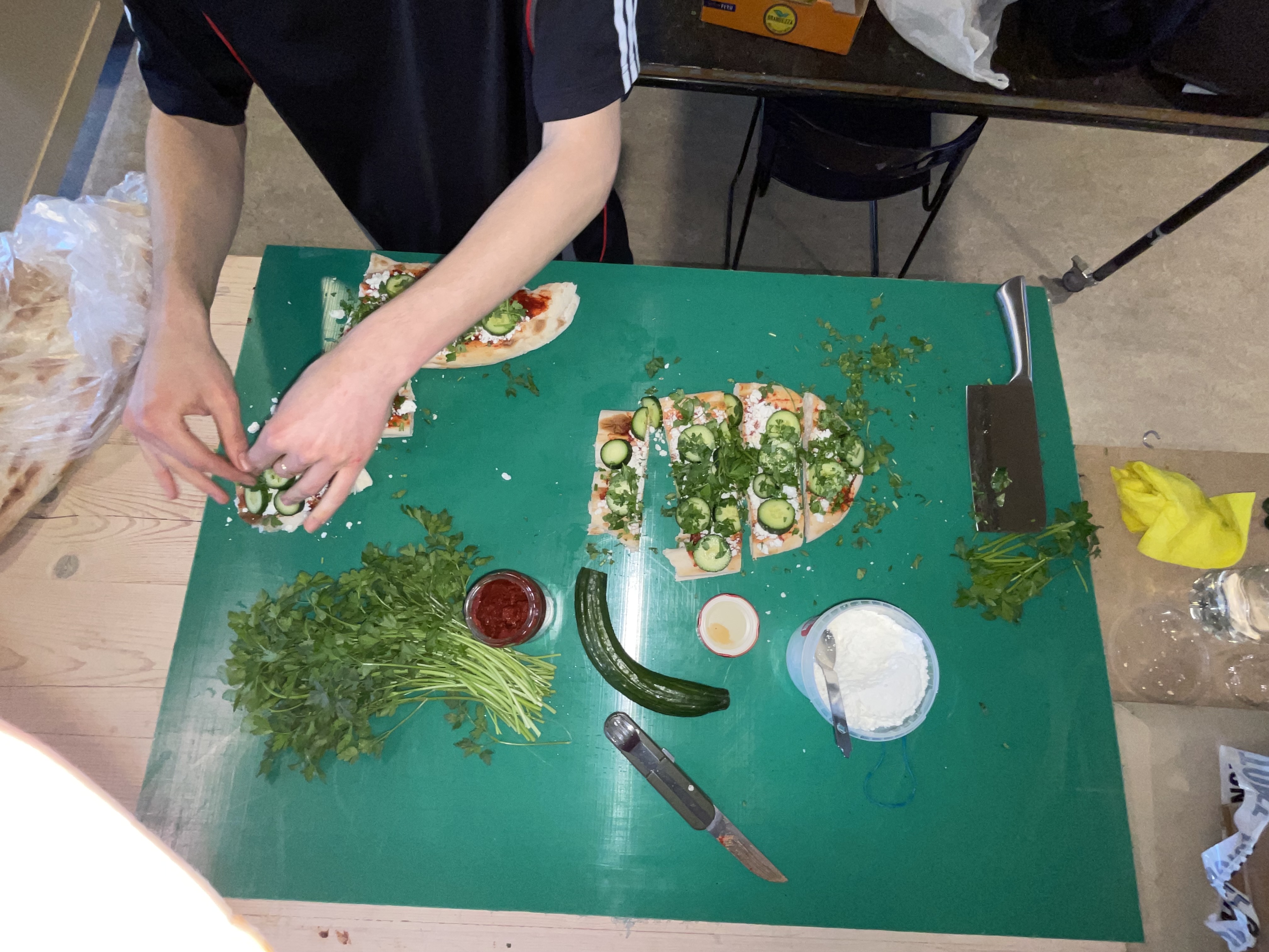 heterogeneously sized cutlery